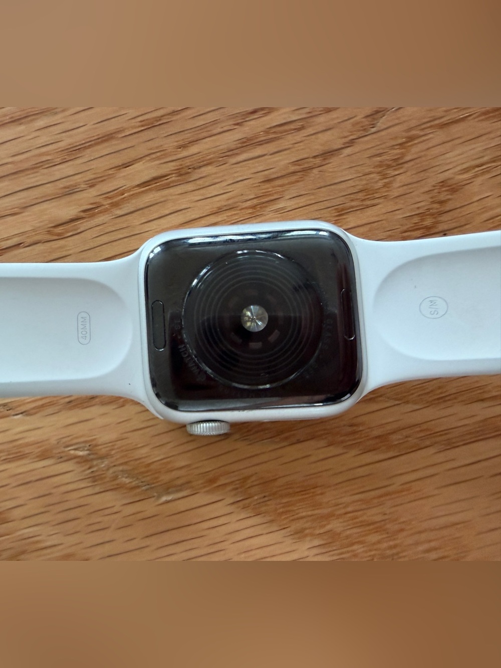 Apple Watch SE (1st Gen) 40mm GPS Silver Aluminum + Charger & Extra Band - Picture 4 of 6